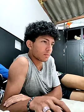 Snapshot of LyliaWood chatting on 10-23-25, 02:33 LyliaWood online show from 10-23-25, 02:33