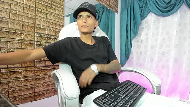 Snapshot of paul_booy chatting on 10-24-25, 02:52 paul booy online show from 10-24-25, 02:52