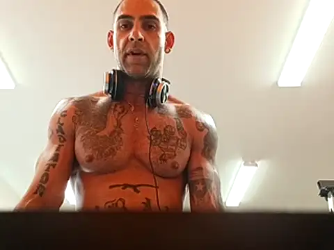 Snapshot of alphacloudGod chatting on 10-28-25, 10:56 alphacloudGod online show from 10-28-25, 10:56