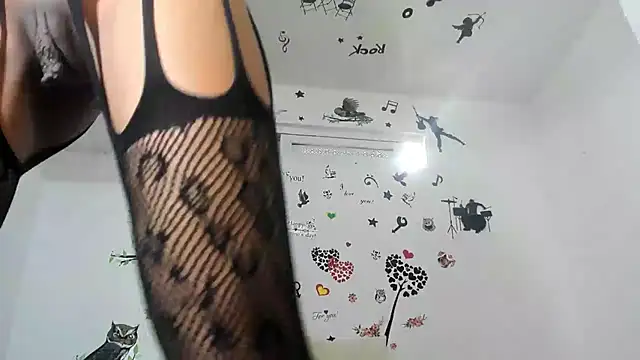 Snapshot of YAILIN_04 chatting on 11-18-25, 07:18 YAILIN 04 online show from 11-18-25, 07:18