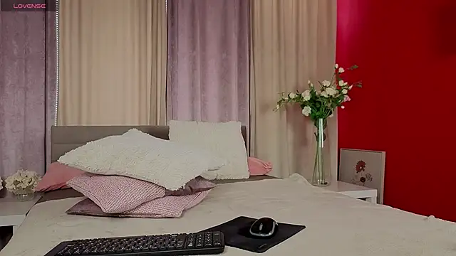 Snapshot of AlexColee chatting on 11-16-25, 02:33 AlexColee online show from 11-16-25, 02:33