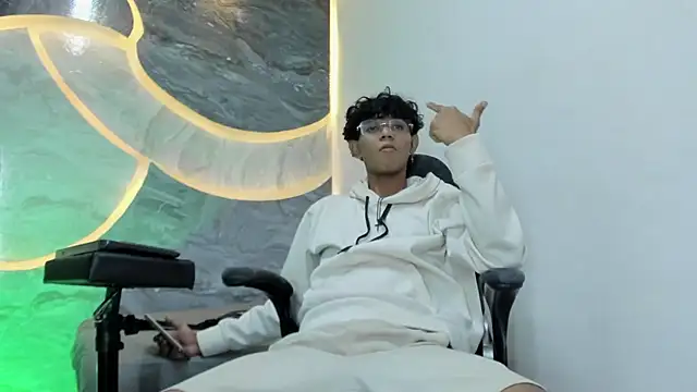 Sex Boy 33  online show from 10-26-25, 04:29