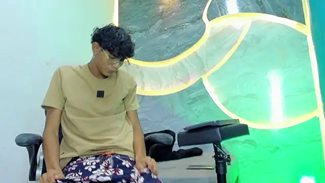 Sex Boy 33  online show from 10-27-25, 04:16