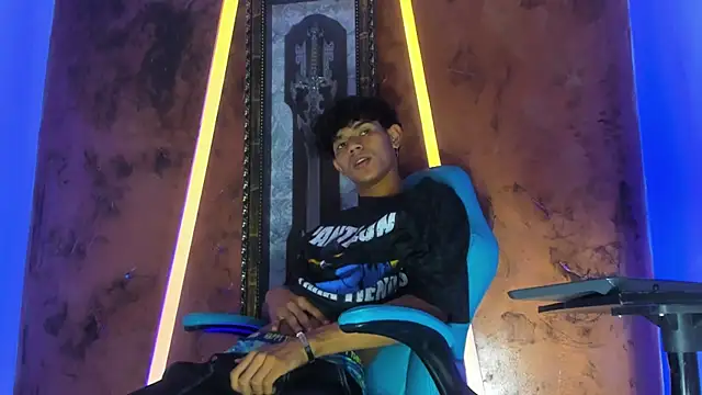 Sex Boy 33  online show from 10-31-25, 04:35