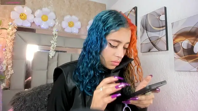 Snapshot of Cristall_ravven chatting on 10-28-25, 01:58 Cristall ravven online show from 10-28-25, 01:58