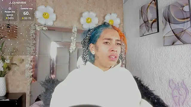 Snapshot of Cristall_ravven chatting on 12-16-25, 02:44 Cristall ravven online show from 12-16-25, 02:44