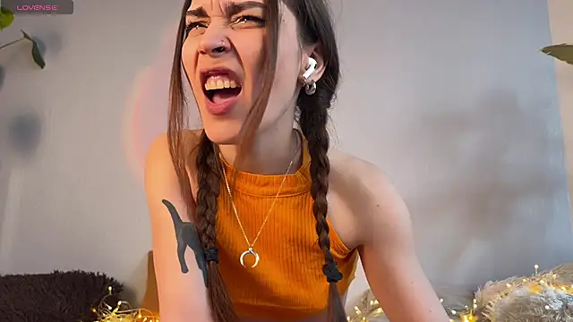 Snapshot of Lin_Cherie chatting on 11-16-25, 07:25 Lin Cherie online show from 11-16-25, 07:25