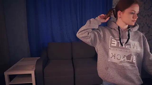 Snapshot of KarlynGow chatting on 11-19-25, 06:46 KarlynGow online show from 11-19-25, 06:46