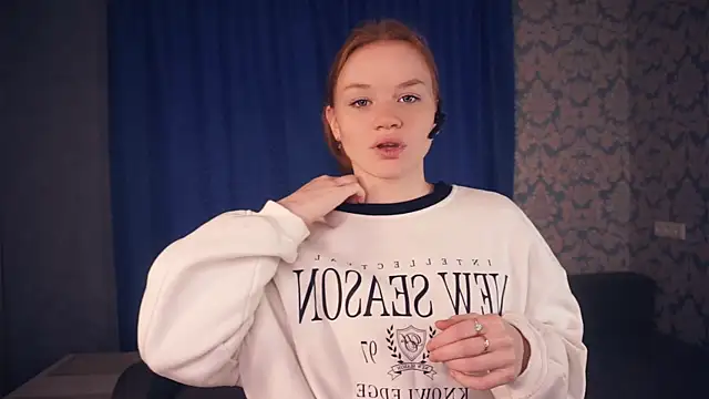 Snapshot of KarlynGow chatting on 11-21-25, 06:34 KarlynGow online show from 11-21-25, 06:34