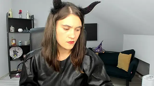 Snapshot of IzzyMonro chatting on 10-31-25, 09:05 IzzyMonro online show from 10-31-25, 09:05