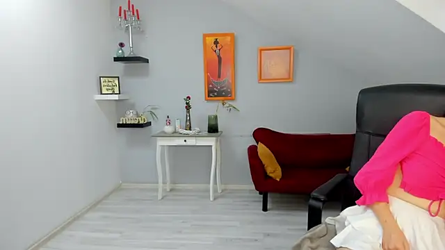 Snapshot of IzzyMonro chatting on 12-14-25, 08:41 IzzyMonro online show from 12-14-25, 08:41