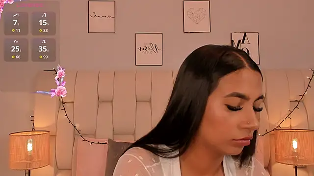 Snapshot of ameliebelle_ chatting on 11-21-25, 12:37 ameliebelle online show from 11-21-25, 12:37