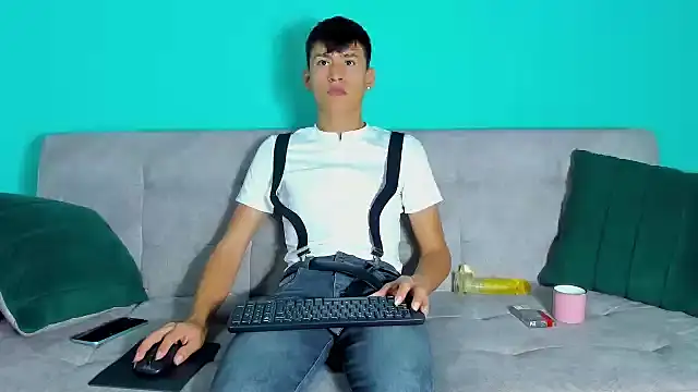 Nicolas Torres  online show from 10-24-25, 06:10