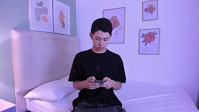 Snapshot of ApoloRicci chatting on 12-14-25, 07:29 ApoloRicci online show from 12-14-25, 07:29