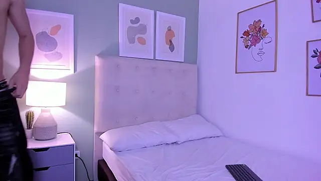 Snapshot of ApoloRicci chatting on 12-17-25, 08:37 ApoloRicci online show from 12-17-25, 08:37