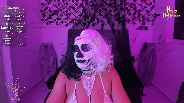 Snapshot of Karly_Closson chatting on 10-30-25, 04:47 Karly Closson online show from 10-30-25, 04:47