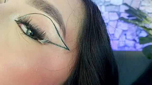 Snapshot of mia_roux1 chatting on 11-19-25, 05:13 mia roux1 online show from 11-19-25, 05:13