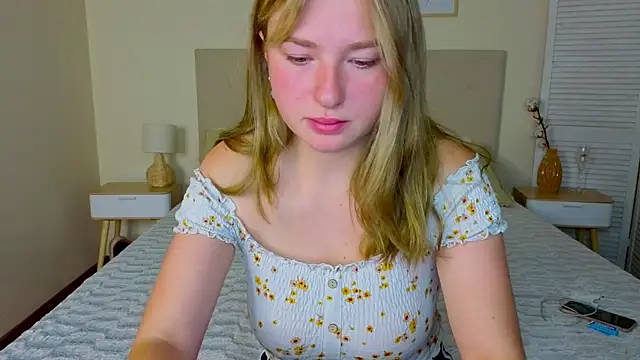 Snapshot of Ailissa__fox chatting on 10-21-25, 07:31 Ailissa fox online show from 10-21-25, 07:31