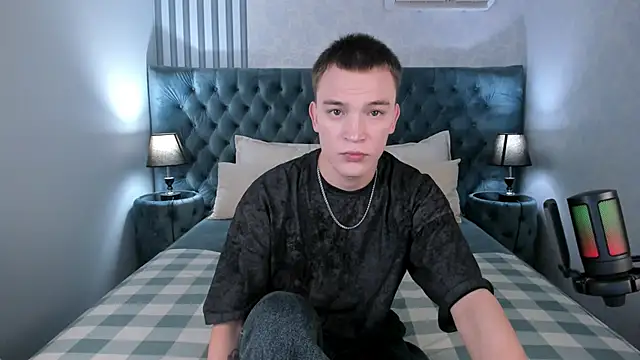 Snapshot of Derek_Banville chatting on 11-05-25, 08:36 Derek Banville online show from 11-05-25, 08:36