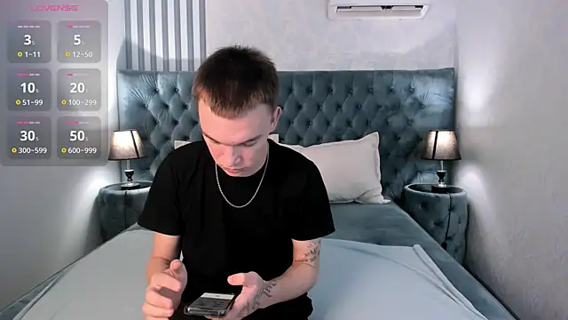 Snapshot of Derek_Banville chatting on 11-08-25, 08:36 Derek Banville online show from 11-08-25, 08:36