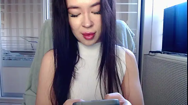 Laura miss online show from 11-04-25, 11:09