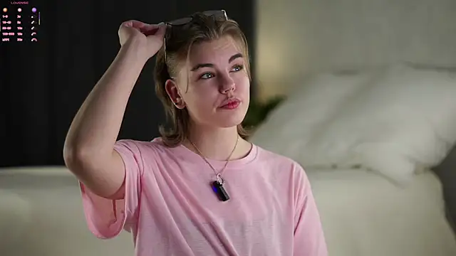 Snapshot of MelodyBaur chatting on 12-16-25, 12:21 MelodyBaur online show from 12-16-25, 12:21