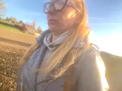 Snapshot of JeniJansi chatting on 10-28-25, 03:25 JeniJansi online show from 10-28-25, 03:25