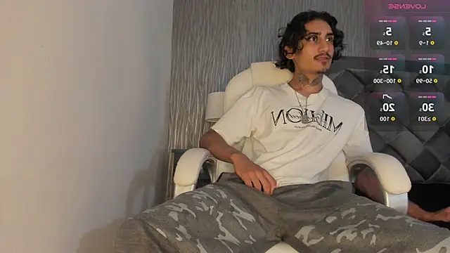 Snapshot of Mr_Strike chatting on 10-25-25, 02:41 Mr Strike online show from 10-25-25, 02:41