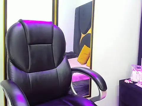 Gianna Johnson online show from 11-21-25, 04:33