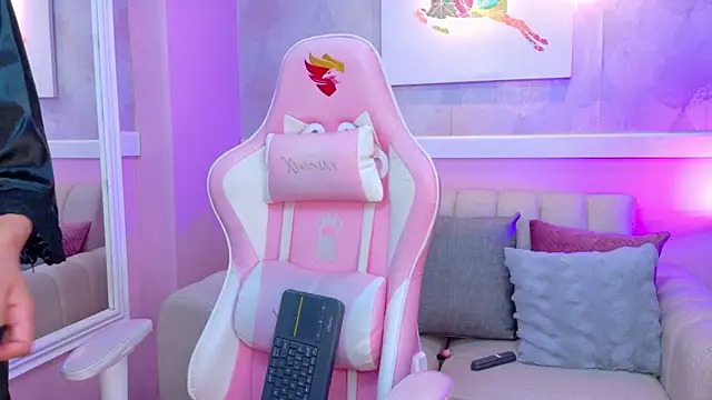 Snapshot of AdelineJhones chatting on 10-24-25, 01:29 AdelineJhones online show from 10-24-25, 01:29