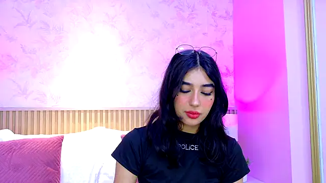 Snapshot of AdelineJhones chatting on 10-29-25, 01:46 AdelineJhones online show from 10-29-25, 01:46