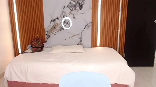 Snapshot of rosselyn_ chatting on 10-28-25, 07:38 rosselyn online show from 10-28-25, 07:38