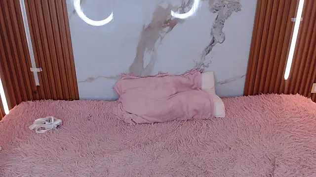 Snapshot of rosselyn_ chatting on 11-23-25, 07:35 rosselyn online show from 11-23-25, 07:35