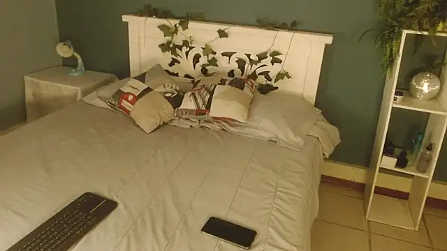 Snapshot of Samantha__Benet chatting on 11-25-25, 08:09 Samantha Benet online show from 11-25-25, 08:09