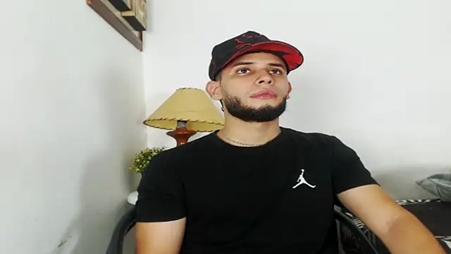 Snapshot of Maxcole_07 chatting on 10-31-25, 12:11 Maxcole 07 online show from 10-31-25, 12:11