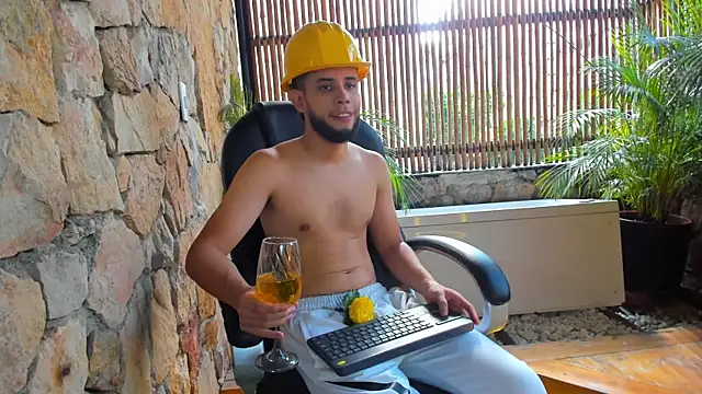 Snapshot of Maxcole_07 chatting on 12-14-25, 08:02 Maxcole 07 online show from 12-14-25, 08:02