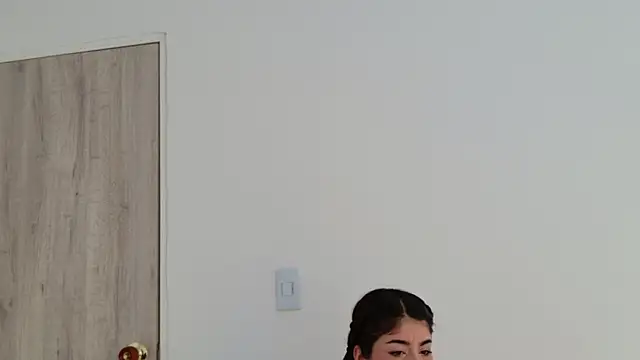 Snapshot of LisaMartinez34 chatting on 10-27-25, 05:50 LisaMartinez34 online show from 10-27-25, 05:50