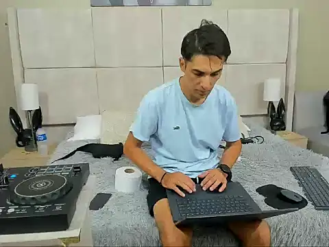 Snapshot of jupiter_333 chatting on 12-01-25, 05:18 jupiter 333 online show from 12-01-25, 05:18