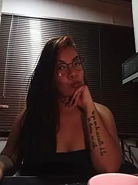 lili hiugs online show from 10-23-25, 06:56