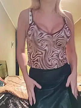 Snapshot of SelinaLovqx chatting on 12-20-25, 11:39 SelinaLovqx online show from 12-20-25, 11:39