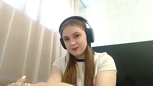 Snapshot of MilaRiviera chatting on 10-24-25, 05:48 MilaRiviera online show from 10-24-25, 05:48