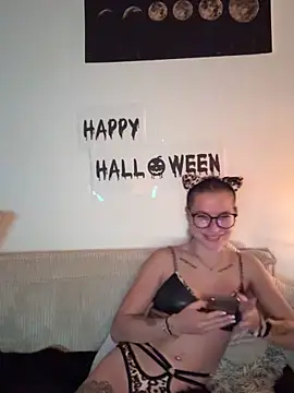 Snapshot of AlyssaSchwarz chatting on 10-31-25, 06:42 AlyssaSchwarz online show from 10-31-25, 06:42