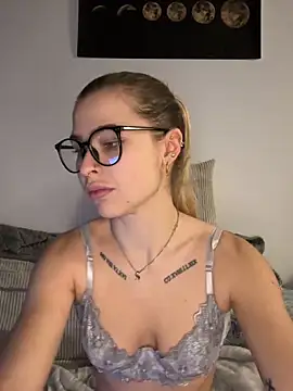 Snapshot of AlyssaSchwarz chatting on 12-14-25, 07:07 AlyssaSchwarz online show from 12-14-25, 07:07