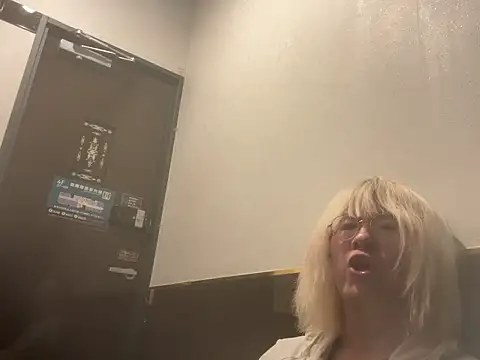 Snapshot of MUIMUICHAN27 chatting on 10-22-25, 02:17 MUIMUICHAN27 online show from 10-22-25, 02:17