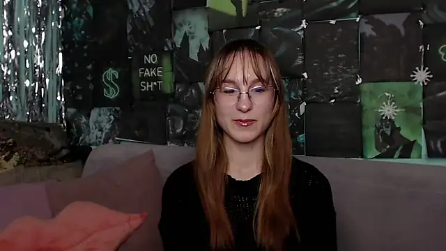 Snapshot of AlishaKellyi chatting on 10-24-25, 05:37 AlishaKellyi online show from 10-24-25, 05:37