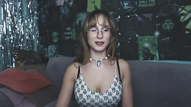 Snapshot of AlishaKellyi chatting on 11-15-25, 02:13 AlishaKellyi online show from 11-15-25, 02:13