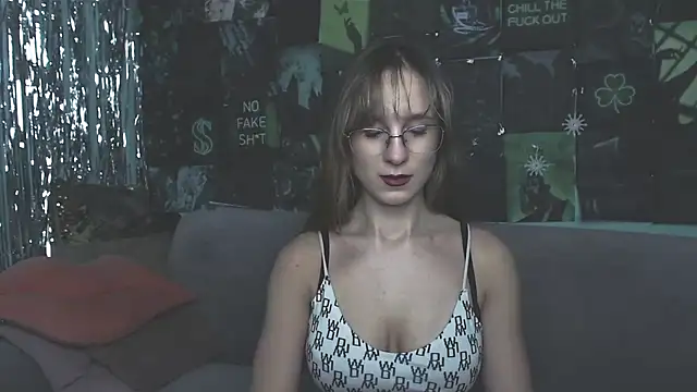 Snapshot of AlishaKellyi chatting on 11-16-25, 05:35 AlishaKellyi online show from 11-16-25, 05:35