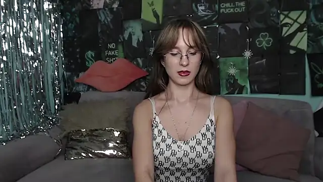 Snapshot of AlishaKellyi chatting on 12-18-25, 05:46 AlishaKellyi online show from 12-18-25, 05:46