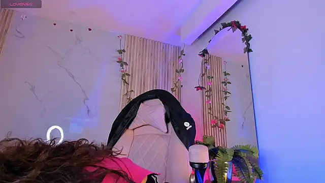 LolaMustaine  online show from 11-11-25, 10:32