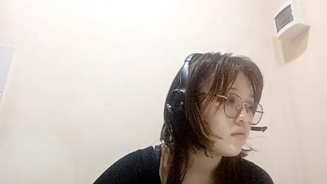 Snapshot of web3queen chatting on 10-23-25, 03:44 web3queen online show from 10-23-25, 03:44